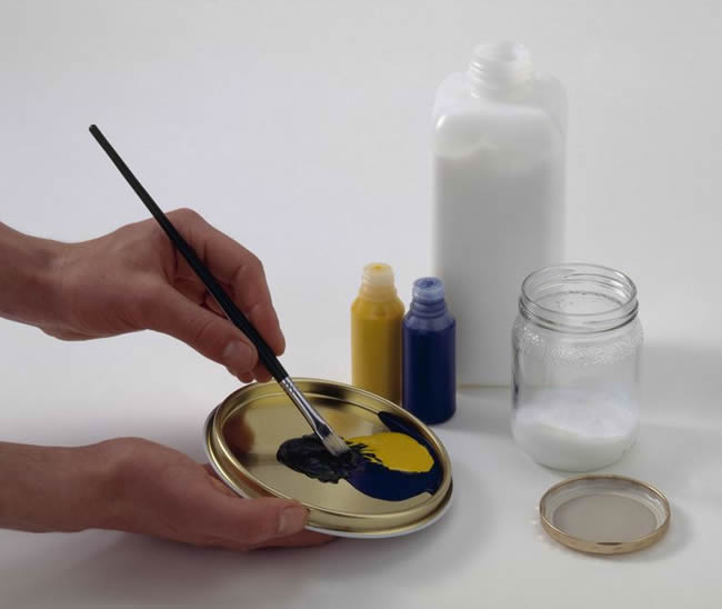 Mixing acrylic colours on the lid of a paint tin before adding to basic glaze in jar