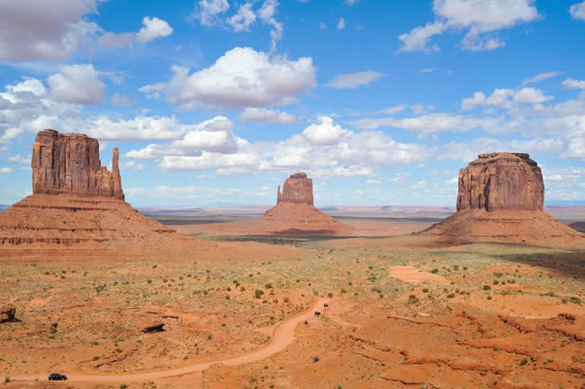 Rock formations around the Grand Canyon on a sunny day.