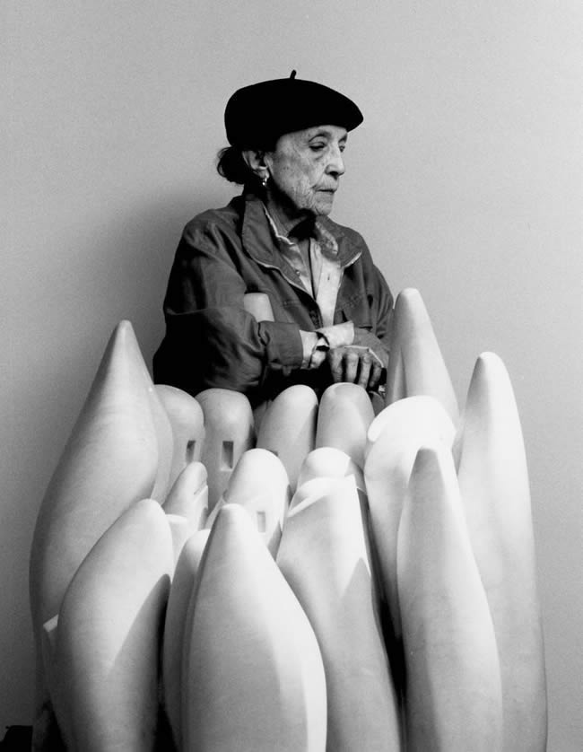 Louise Bourgeois in 1990 with her marble sculpture Eye to Eye (1970)