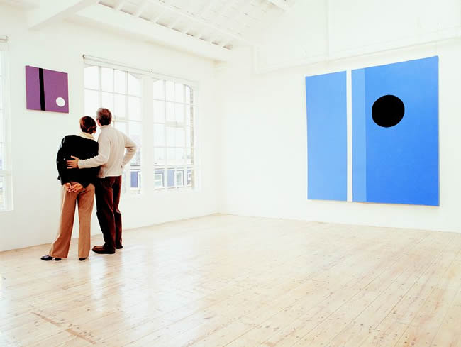 Couple in a modern art gallery